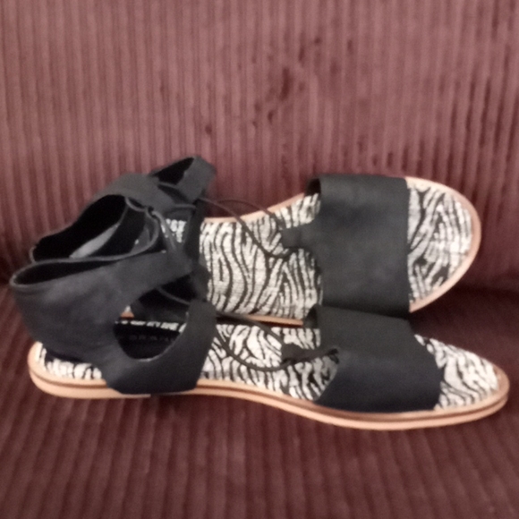 (2-$27)Lucky brand sandals - Picture 2 of 4
